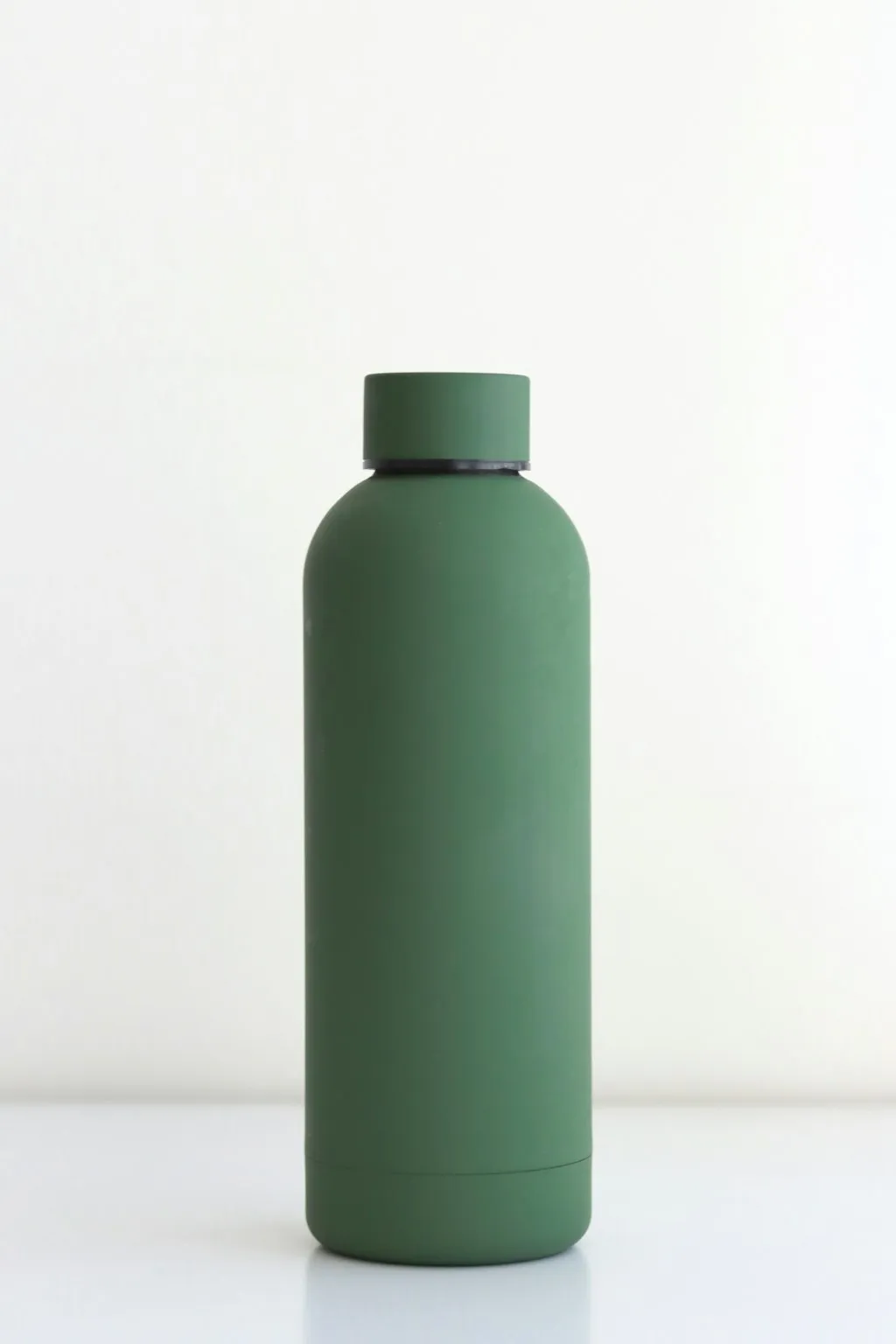 Original white-background product photo of a minimalist water bottle