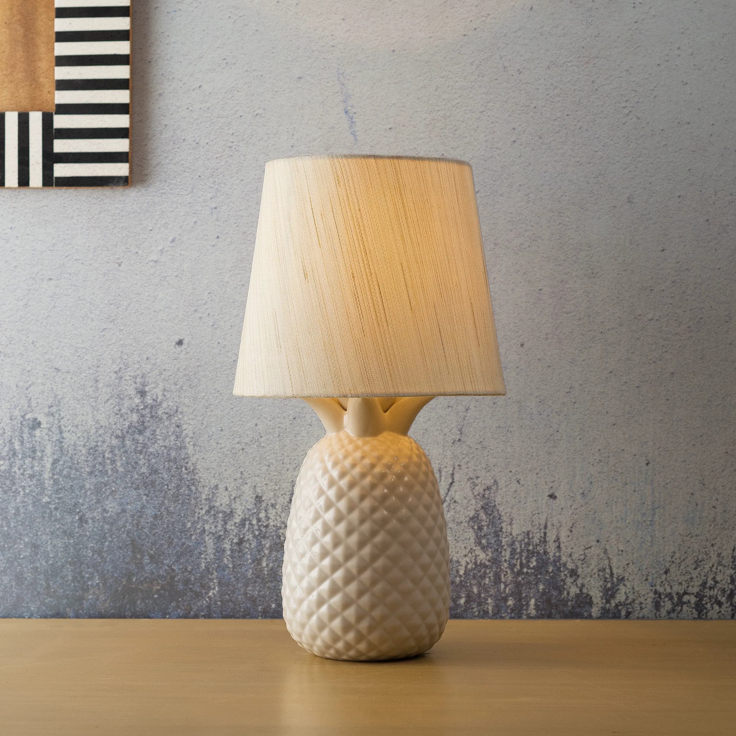 Original plain product photo of a pineapple-shaped lamp on white background